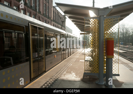 Tramway Metrolink le premier jour des services de voyageurs à Shaw, à l'arrêt Shaw et Crompton, Oldham, Manchester, Angleterre, RU Banque D'Images