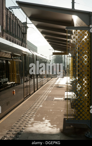 Tramway Metrolink le premier jour des services de voyageurs à Shaw, à l'arrêt Shaw et Crompton, Oldham, Manchester, Angleterre, RU Banque D'Images