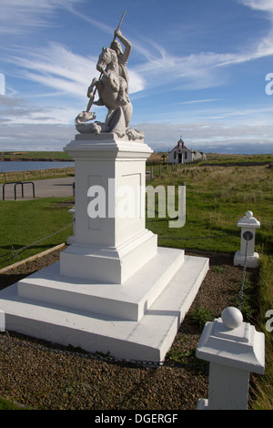 Des îles Orcades, en Écosse. Le St Georges terrassant le dragon sculpture, avec l'Italien chapelle en arrière-plan. Banque D'Images