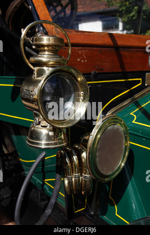 Close up d'airain de l'acétylène et de projecteur sur corne Alldays 1909 14ch classic vintage automobile voiture Isle of Wight, Hampshire Banque D'Images