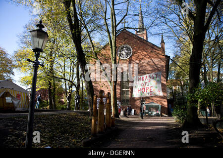 Hambourg, Allemagne. 18 Oct, 2013. Une bannière indique 'Ambassade d'espoir' en face de l'église de Sankt Pauli à Hambourg, Allemagne, 18 octobre 2013. L'église a été l'accueil d'environ 80 réfugiés de Lampedusa depuis juin 2013. Photo : Christian Charisius/dpa/Alamy Live News Banque D'Images