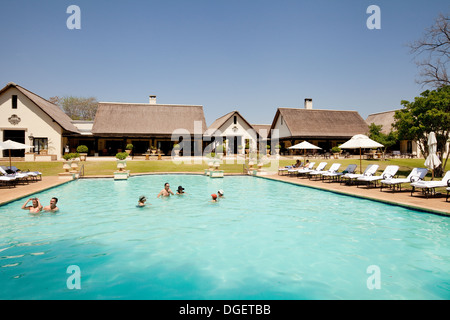 Hôtel Afrique - le luxe Royal Livingstone Hotel et la piscine, les chutes Victoria, Zambie, Afrique du Sud Banque D'Images