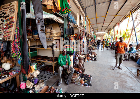 Scène de rue avec des boutiques de souvenirs et d'artisanat, montrant la culture locale, le centre-ville de Livingstone, Zambie, Afrique du Sud Banque D'Images