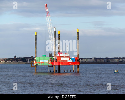 Un génie civil jack-up rig travaux de réparation d'un épi à Seaton Carew Hartlepool England UK Banque D'Images