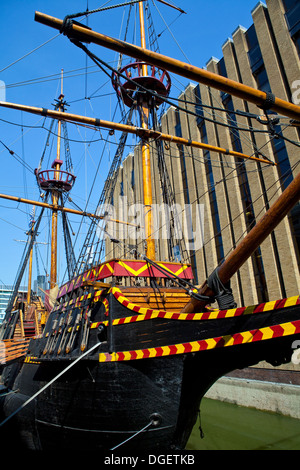 La réplique de la fameuse Golden Hind Galleon Navire qui est actuellement amarré à Londres. Banque D'Images