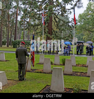 Porte-drapeau avec des couleurs sous la pluie que les gens se rassemblent pour la commémoration publique Major-général Ivan Schwarz assis Banque D'Images