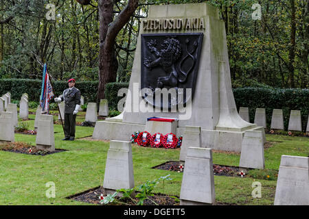 95ème anniversaire du Jour de l'indépendance 1918 : porte-drapeau 4 Brigade Airborne avec des couleurs après le service et le dépôt de couronnes. Banque D'Images