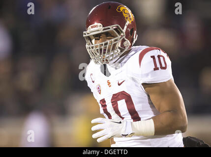 South Bend, Indiana, USA. 19 Oct, 2013. 19 octobre 2013 : USC linebacker Hayes Pullard (10) au cours de NCAA Football action de jeu entre la Cathédrale Notre Dame Fighting Irish et l'USC Trojans au stade Notre-dame à South Bend, Indiana. Notre Dame a défait l'USC 14-10. © csm/Alamy Live News Banque D'Images