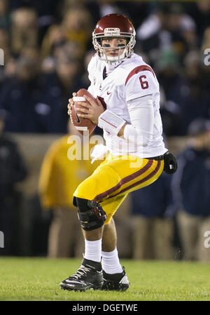 South Bend, Indiana, USA. 19 Oct, 2013. 19 octobre 2013 : USC quarterback Cody Kessler (6) au cours de NCAA Football action de jeu entre la Cathédrale Notre Dame Fighting Irish et l'USC Trojans au stade Notre-dame à South Bend, Indiana. Notre Dame a défait l'USC 14-10. © csm/Alamy Live News Banque D'Images