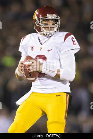 South Bend, Indiana, USA. 19 Oct, 2013. 19 octobre 2013 : USC quarterback Cody Kessler (6) au cours de NCAA Football action de jeu entre la Cathédrale Notre Dame Fighting Irish et l'USC Trojans au stade Notre-dame à South Bend, Indiana. Notre Dame a défait l'USC 14-10. © csm/Alamy Live News Banque D'Images