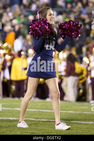 South Bend, Indiana, USA. 19 Oct, 2013. 19 octobre 2013 : Notre Dame cheerleader effectue au cours de NCAA Football action de jeu entre la Cathédrale Notre Dame Fighting Irish et l'USC Trojans au stade Notre-dame à South Bend, Indiana. Notre Dame a défait l'USC 14-10. © csm/Alamy Live News Banque D'Images