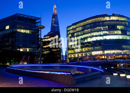 Une vue de la rive Sud de prendre dans le collimateur de la Shard et 'l'écope' à Londres. Banque D'Images