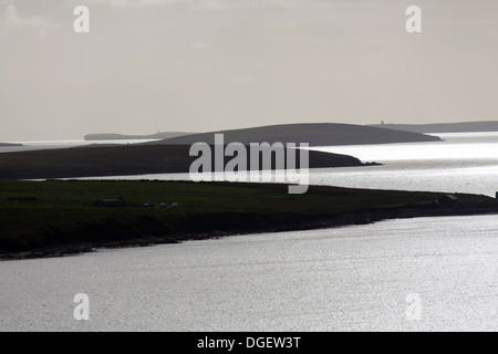 Des îles Orcades, en Écosse. Se découpant sur les îles Orkney de Lamb Holm et Burray vers South Ronaldsay et flotta Banque D'Images