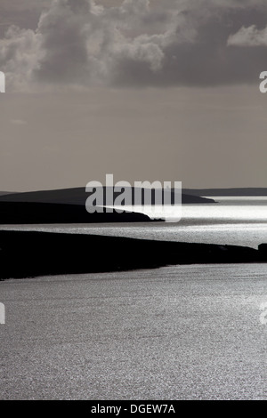 Des îles Orcades, en Écosse. Se découpant sur les îles Orkney de Lamb Holm et Burray vers South Ronaldsay et flotta Banque D'Images