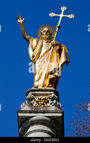 La belle statue de Saint Paul situé sur la colonne à l'extérieur de la cathédrale Saint-Paul à Londres. Banque D'Images