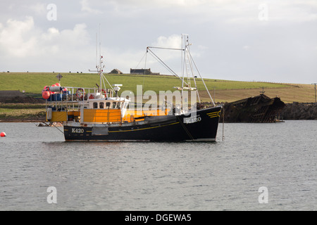 Des îles Orcades, en Écosse. Vue pittoresque sur un bateau de pêche (Alison Marie K420) est ancré dans son. Weddell Banque D'Images