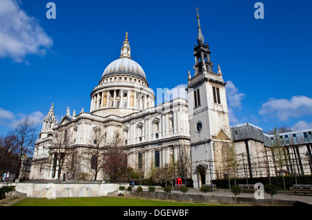 La Cathédrale St Paul et la Tour de l'ancienne église Saint Augustin (maintenant la Saint Paul's Cathedral Choir School) à Londres. Banque D'Images