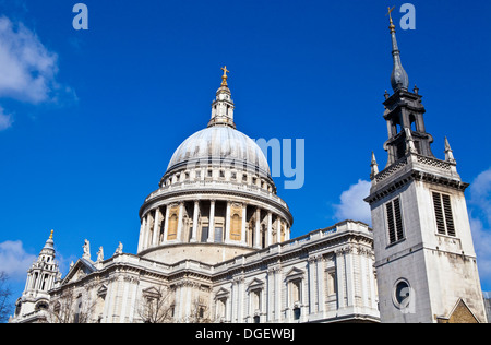 La Cathédrale St Paul et la Tour de l'ancienne église Saint Augustin (maintenant la Saint Paul's Cathedral Choir School) à Londres. Banque D'Images