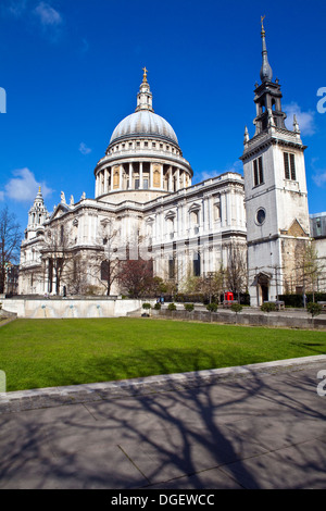 La Cathédrale St Paul et la Tour de Saint Augustine Church (maintenant la Saint Paul's Cathedral Choir School) à Londres. Banque D'Images