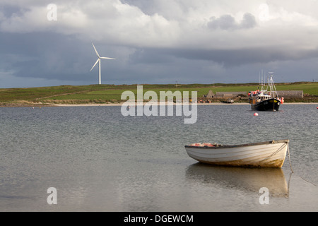 Des îles Orcades, en Écosse. Vue pittoresque sur un bateau de pêche (Alison Marie K420) est ancré dans son. Weddell Banque D'Images