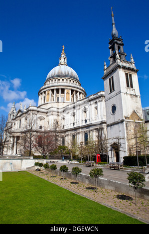 La Cathédrale St Paul et la Tour de l'ancienne église Saint Augustin (maintenant la Saint Paul's Cathedral Choir School) à Londres. Banque D'Images