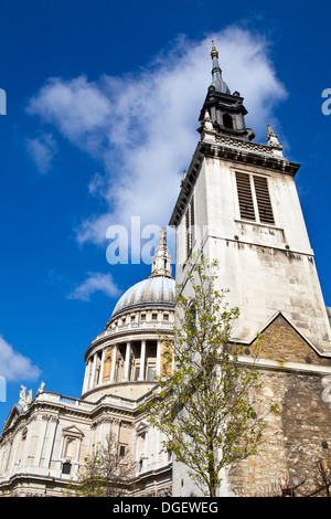 La tour de l'ancienne église Saint Augustin et la Cathédrale St Paul à Londres. Banque D'Images