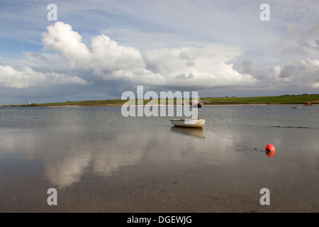 Des îles Orcades, en Écosse. Vue pittoresque sur un bateau de pêche (Alison Marie K420) est ancré dans son. Weddell Banque D'Images