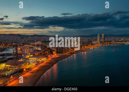 City skyline at Dusk avec plages de la Barceloneta, Barcelone, Catalogne, Espagne Banque D'Images