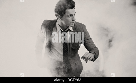 Portrait d'homme sérieux et élégant d'exécution Banque D'Images