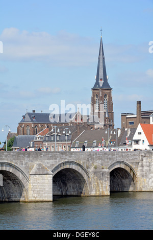 Maastricht Saint Servatius Rivière Meuse pont en maçonnerie voûté et flèche emblématique de l'église Saint Martin (Sint Martinuskerk) au-delà du Limbourg pays-Bas UE Banque D'Images