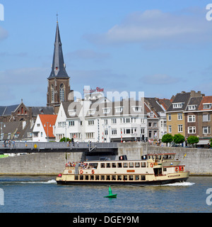 Maastricht City tour en bateau Rivière Meuse flèche de l'église St Martin (Sint Martinuskerk) dans le paysage urbain riverain Limbourg pays-Bas UE Banque D'Images