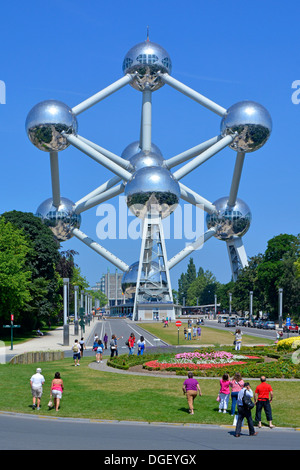 Atomium neuf sphères recouvertes d'acier inoxydable formant une unité forme de cellule d'un cristal de fer agrandi 165 milliards de fois Parc Atomium Bruxelles Belgique Banque D'Images