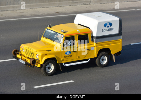 Land Rover camion converti à la double utilisation route chemin de fer le long de la conduite d'autoroute Banque D'Images