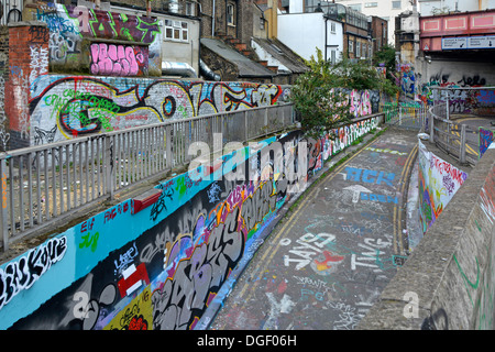 Fermé rue étroite et murs adjacents et les bâtiments couverts de graffitis Banque D'Images