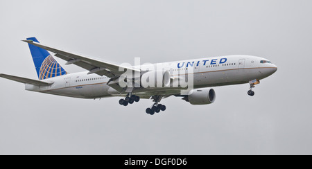 United Airlines Boeing 777 N229UA pour atterrir à l'aéroport de Londres Heathrow LHR Banque D'Images