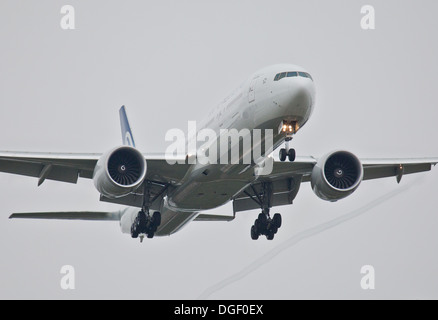 Air New Zealand Boeing 777 ZK-OKO entrée en terre à l'aéroport de Londres Heathrow LHR Banque D'Images