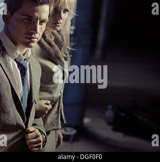 Belle jeune couple en train de marcher ensemble dans la ville de nuit Banque D'Images