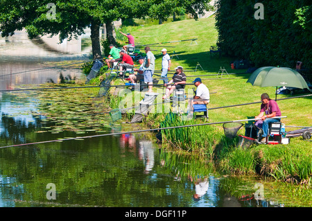 Concours de pêche sur la rivière locale - Indre-et-Loire, France. Banque D'Images