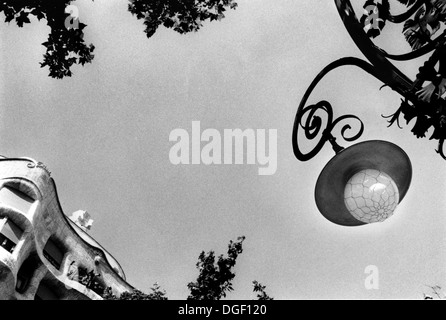 Édifice La Pedrera et lampadaire dans Passeig de Gracia de Barcelone, Espagne. Banque D'Images