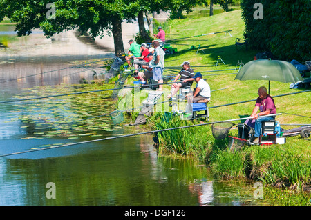 Concours de pêche sur la rivière locale - Indre-et-Loire, France. Banque D'Images