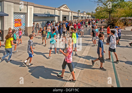 Les élèves de collège multiraciale de socialiser à l'extérieur lors de l'évidement de Mission Viejo, CA. Banque D'Images