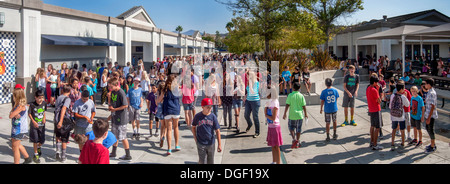 Mission Viejo, CA, les étudiants du secondaire de socialiser et de se détendre en plein air à la récréation. Banque D'Images