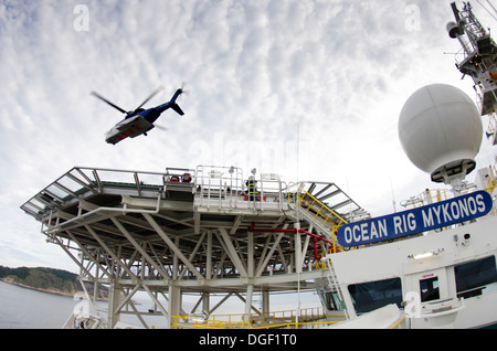 L'atterrissage d'hélicoptère/au départ d'un navire de forage de pétrole offshore, Ocean Rig, MIKONOS ancrée face Rio de Janeiro, Brésil. Banque D'Images