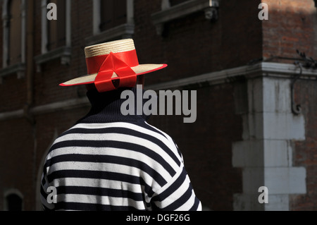 Gondolier, Venise, un gondolier reposant sur un pont au-dessus de l'un des canaux de Venise. Les gondoles sont populaires pour les touristes. Banque D'Images