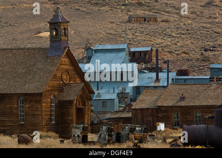 Église méthodiste et Stamp Mill, Bodie State Historic Park, comté de Mono, en Californie Banque D'Images