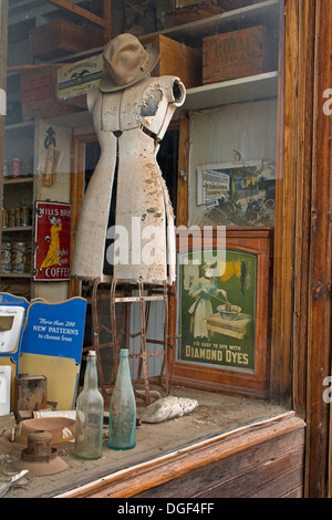 Vitrine de magasin à Boone, Bodie State Historic Park, comté de Mono, en Californie Banque D'Images