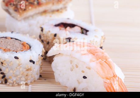 Différents types de sushi sur tapis roulant. Banque D'Images