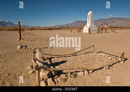Les touristes à Memorial et des tombes à Manzanar Japanese la Seconde Guerre mondiale, camp d'internement, près de l'indépendance, l'Est de la Sierra, en Californie Banque D'Images