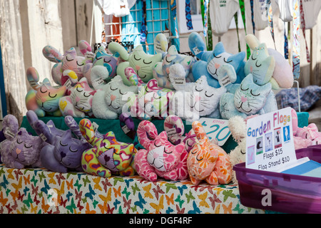 Peluche peluche jouets colorés cat sur l'affichage à Cedar Key 2013 festival des arts et métiers le long de la côte du golfe du Mexique en Floride. Banque D'Images