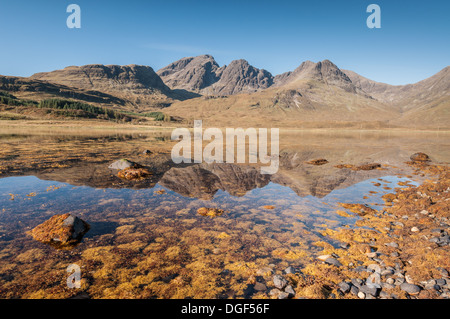 Bheinn Bla, de la montagne Cuillin noires gamme, reflétée dans le Loch Slapin de Torrin, Isle of Skye, Scotland Banque D'Images